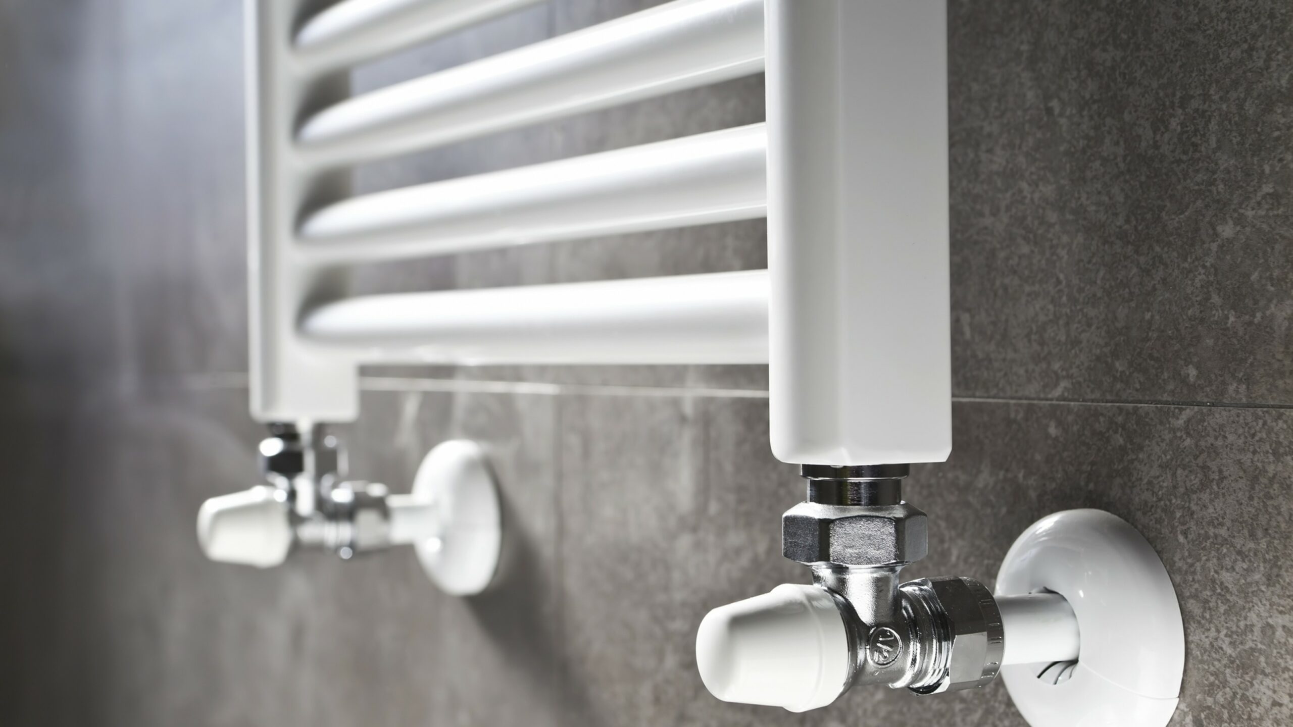Terminal oppervlakkig pit Elektrische verwarming in de badkamer: soorten badkamerverwarming en  prijzen - Certiweb